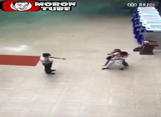 Video :A police officer kills a hostage-taker while posing as a nurse